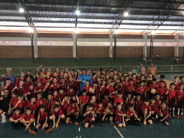 Alunos da Escolinha de Futsal recebem uniformes do Athletico Paranaense