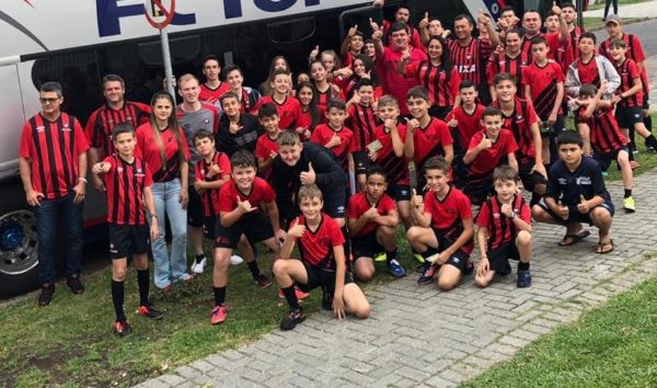 40 alunos da Escolinha Salto Furaco Futsal assistem jogo em Curitiba