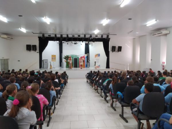 Alunos de Salto do Lontra assistem pea de teatro