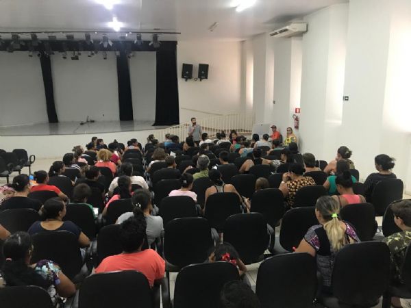 Beneficirios do Programa Bolsa Famlia participam de reunio