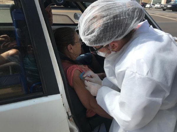 Vacinao da gripe em idosos na Praa Central